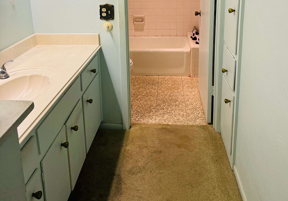 Rockcrest bathroom Before